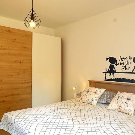Apartment Mon Cheri-Located In A Quiet Neighbourhood Near Beaches Free Parking พูลา ภายนอก รูปภาพ